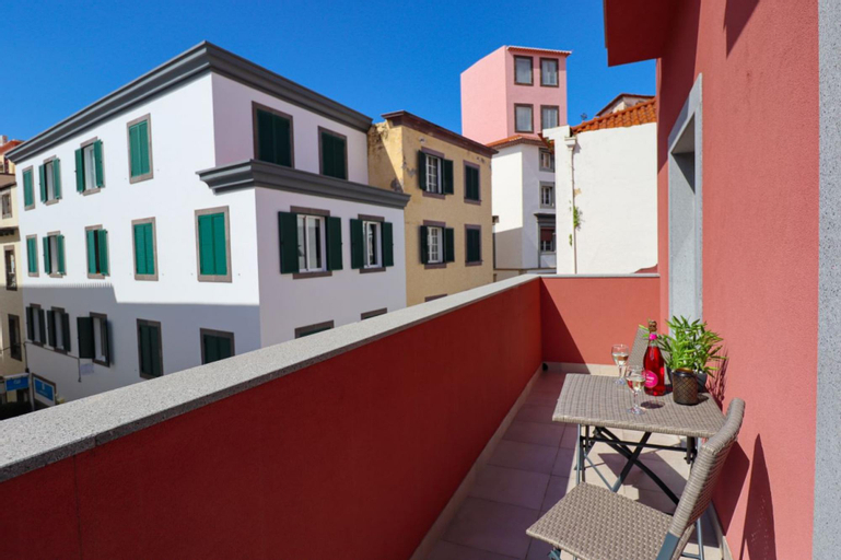 Private apartment with balcony in the heart of Funchal, Funchal