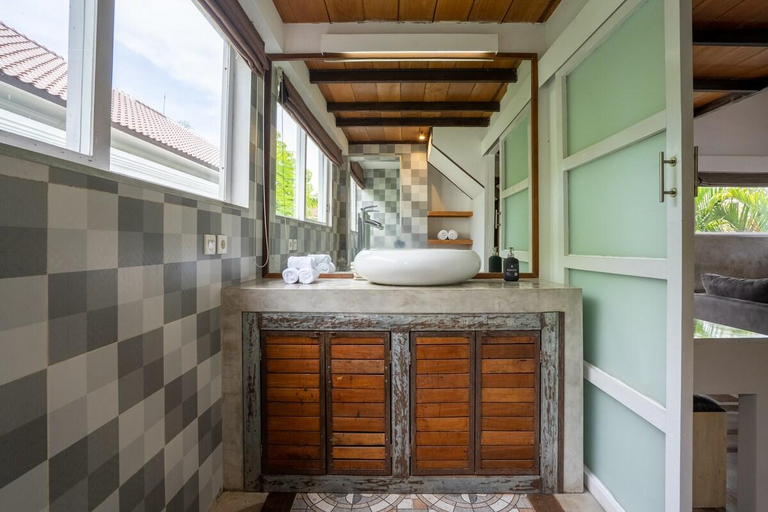 Bathroom, Lolo Apartment 1 by Betterplace, Badung