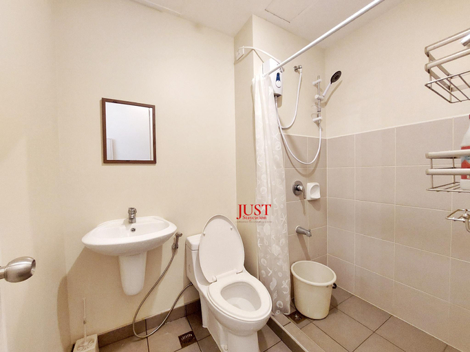 Bathroom 5, Heart of the City CDO Wifi Netflix, Cagayan de Oro City