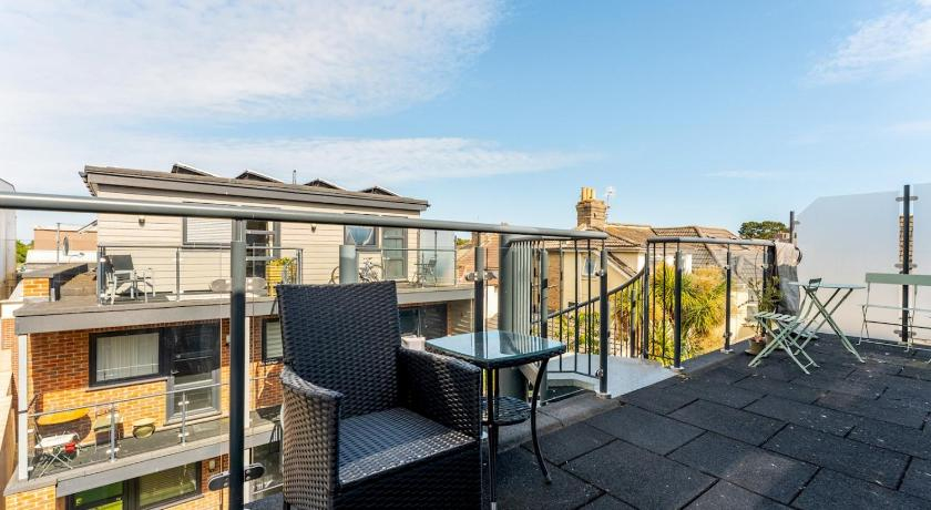 Exterior & Views, Pass the Keys Lovely top floor 1 bedroom apartment with patio, Bournemouth