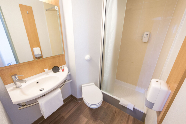 Bathroom 3, B&B HOTEL Perpignan Nord Aeroport, Pyrénées-Orientales