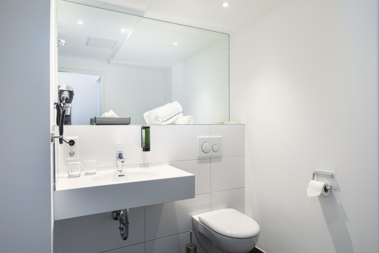 Bathroom 4, ACHAT Hotel Stuttgart Zuffenhausen, Stuttgart