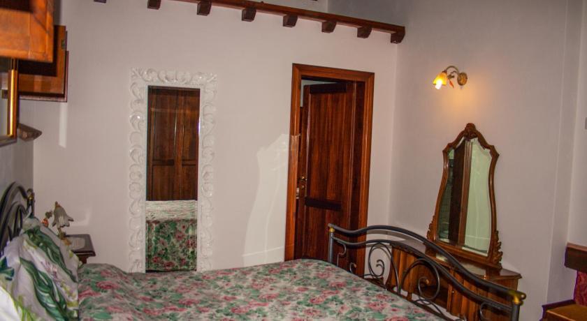 Bedroom 3, 4 bedrooms villa with private pool furnished garden and wifi at Montecampano, Terni