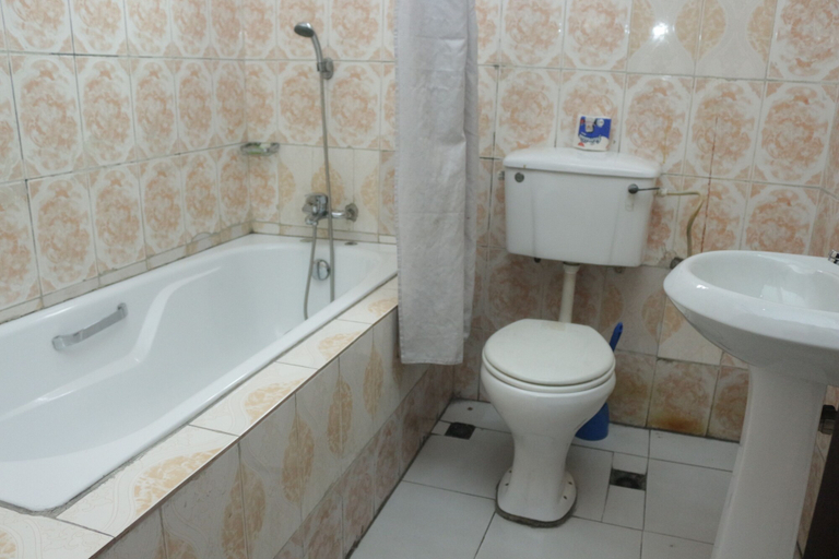 Bathroom 3, The Coral Reef Hotel, Obio/Akp