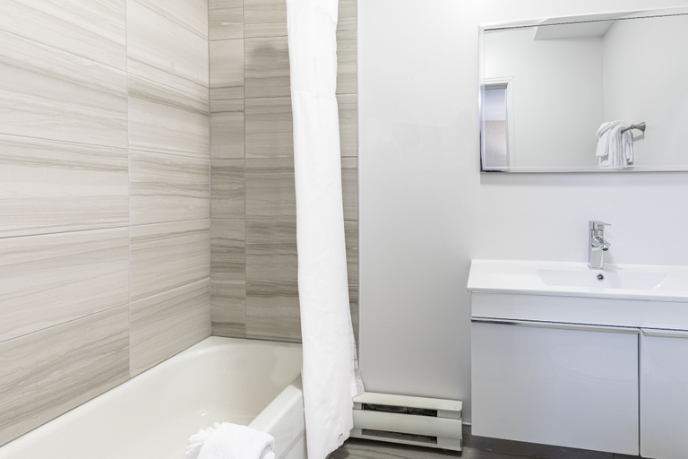 Bathroom 4, Hotel Universel, Communauté-Urbaine-de-Québec