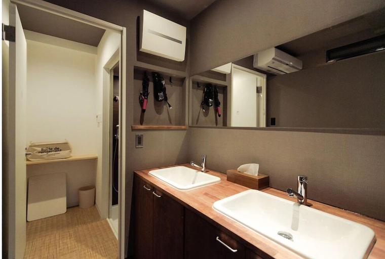 Bathroom 5, GOLDEN GUEST HOUSE HAKATA - Hostel, Fukuoka
