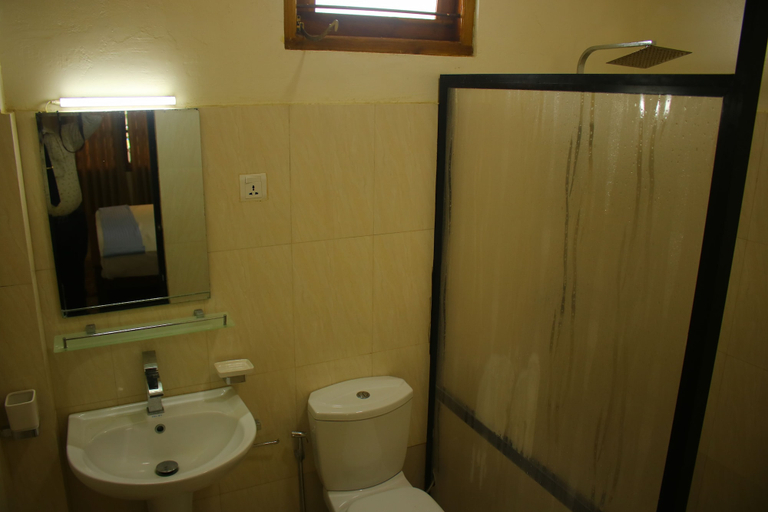 Bathroom 3, Under Water Safaris, Trincomalee Town and Gravets