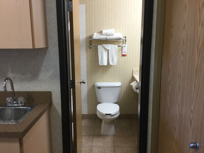 Bathroom 4, Super 8 by Wyndham Grande Prairie, Division No. 19