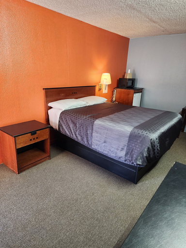 Bedroom 3, Alamo Motel, Taylor