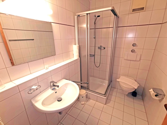 Bathroom 5, A8 Hotel im Darchinger Hof, Bed & Breakfast, Miesbach