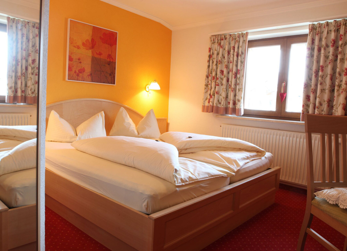 Bedroom 2, Die Lilie - Hotel Garni, Reutte