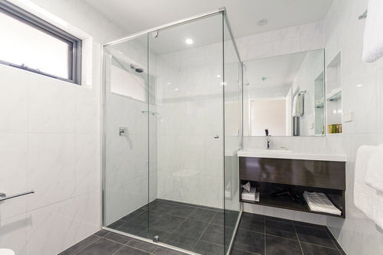 Bathroom 5, Club Cowra Motel, Cowra