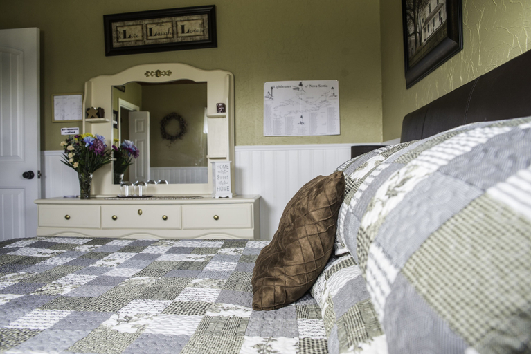 Bedroom 3, Mamas by the sea B&B, Shelburne