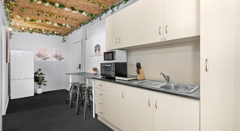 Others 2, Boutique Private Rm 7-Min Walk to Sydney Domestic Airport - SHAREHOUSE, Botany Bay