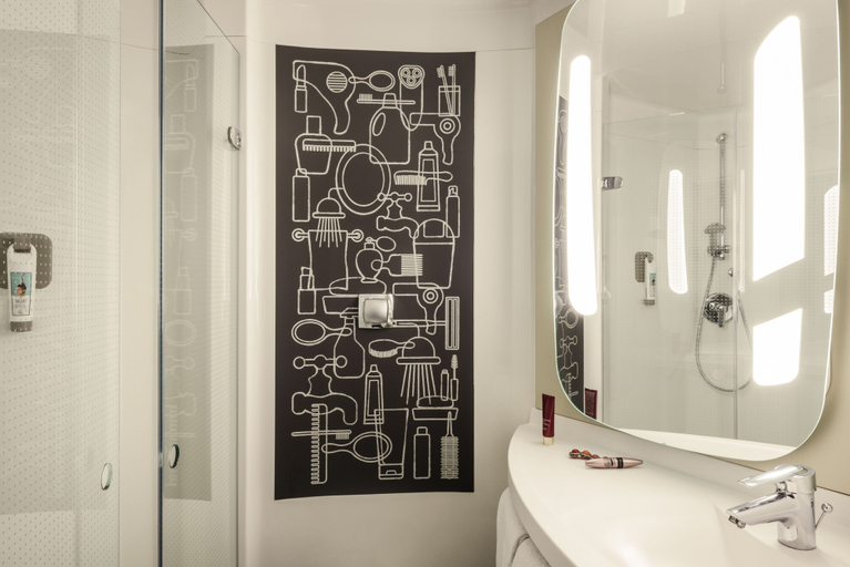 Bathroom 3, ibis Birmingham Bordesley Circus, Birmingham