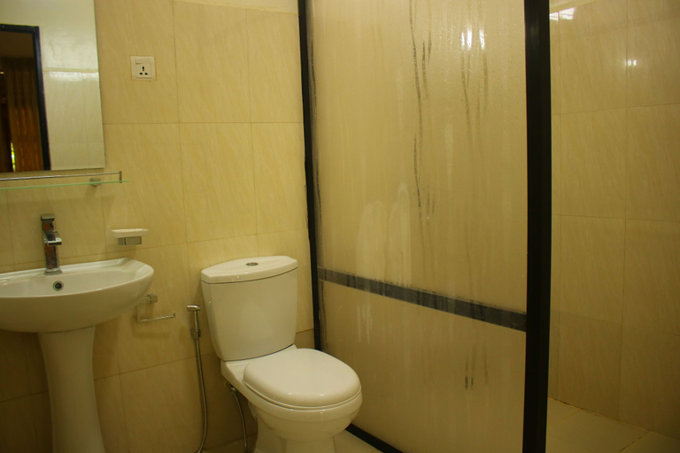 Bathroom 3, Under Water Safaris, Trincomalee Town and Gravets
