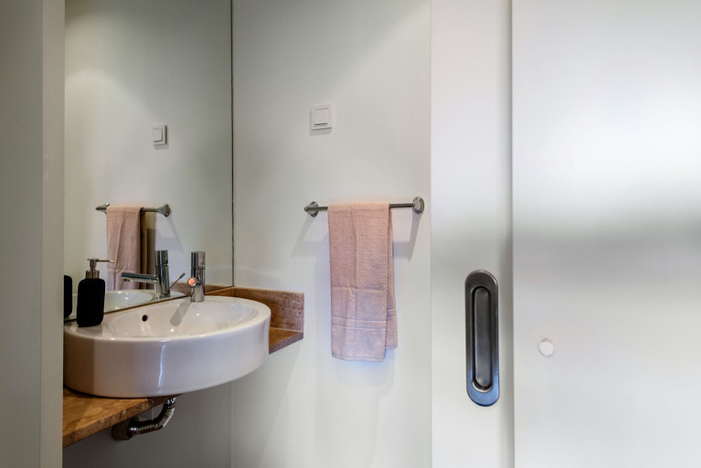 Bathroom 4, L'orangerie, Loulé