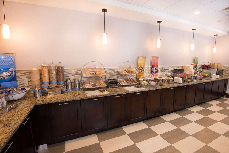 Food & Drinks 5, Hampton Inn Carlstadt-At The Meadowlands, Bergen