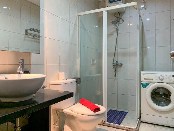 Bathroom 5, Comfort and Elegant 2BR at Thamrin Executive Apartment By Travelio, Jakarta Pusat