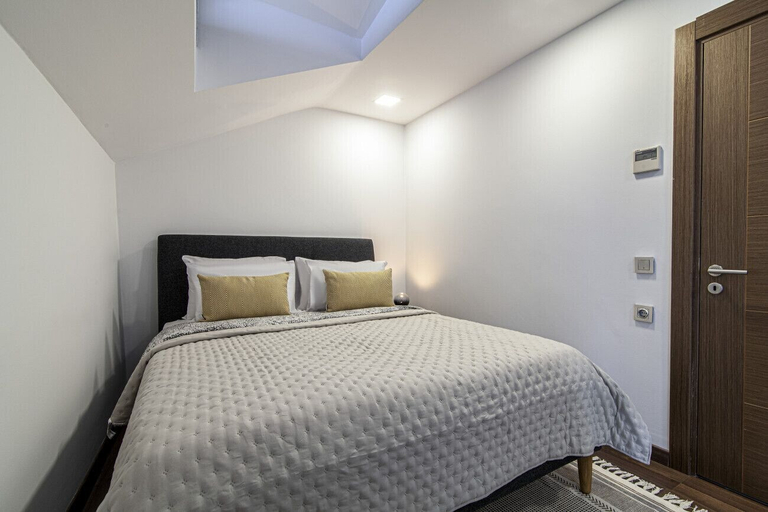 Room 5, Sleek Residence Flat With Great Location in Sisli, Şişli