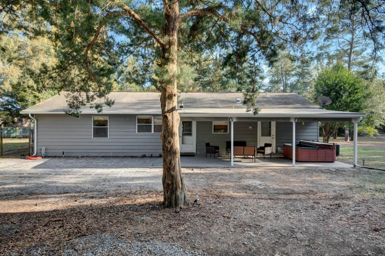 Room 5, Uhost AI 4BR Retreat Hot Tub Firepit, Lake
