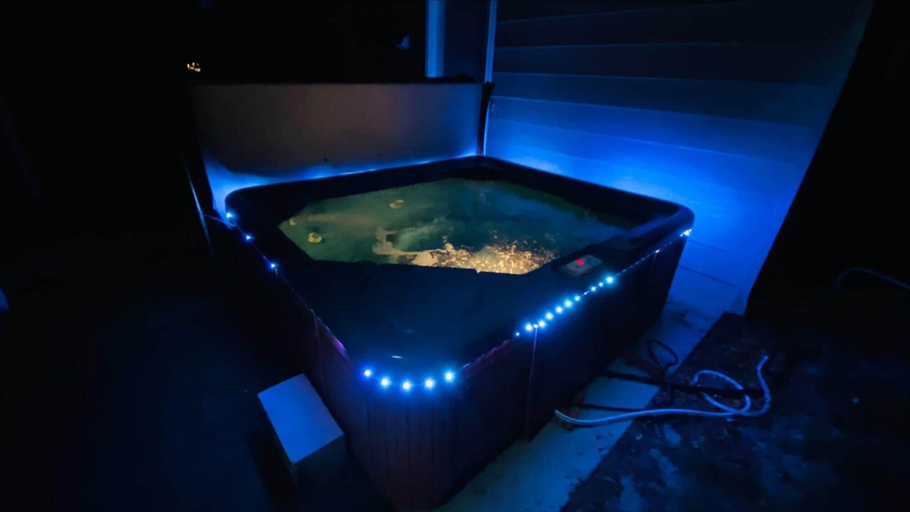 Room 4, Uhost AI 4BR Retreat Hot Tub Firepit, Lake