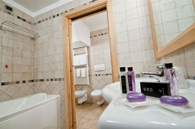Bathroom 5, Hotel Gianna, Trento