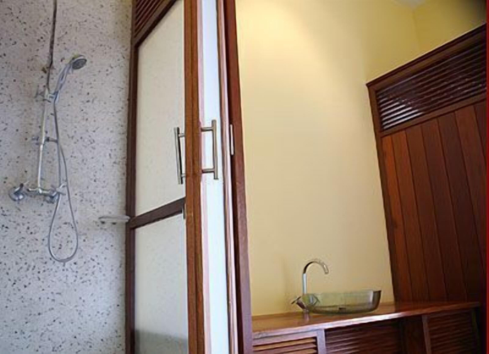 Bathroom 4, Inthira Thakhek, Thakhek