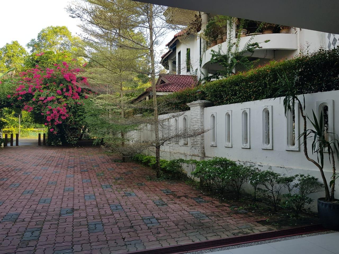 Exterior & Views