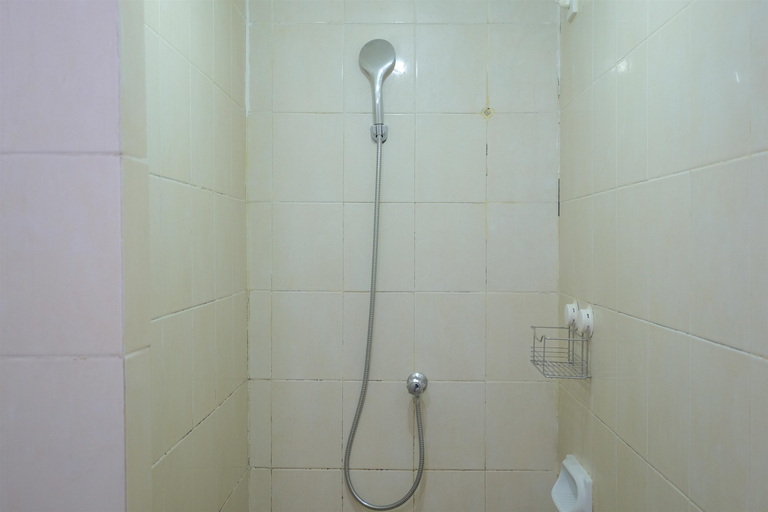 Bathroom 5, Comfy and Modern 2BR at Sudirman Park Apartment By Travelio, Central Jakarta