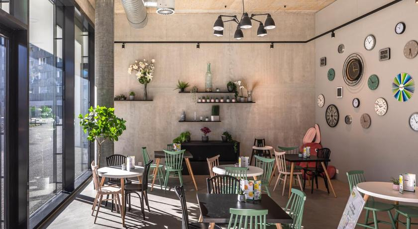Food & Drinks 18