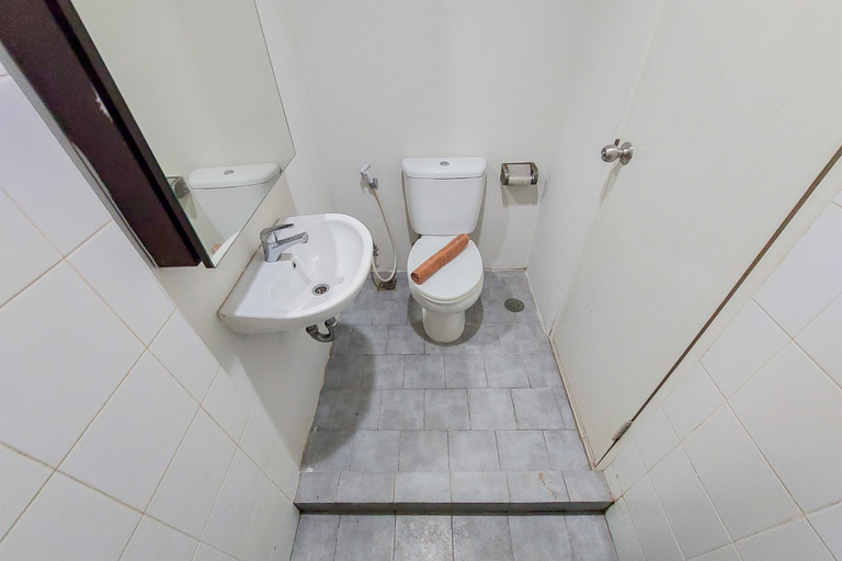 Bathroom 5, Cozy Stay Studio at Kubikahomy Apartment By Travelio, Tangerang Selatan