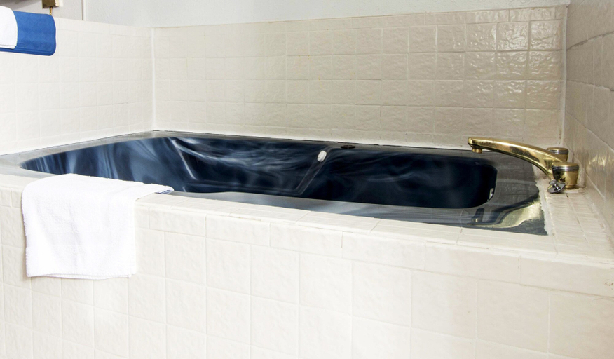 Bathroom 4, Oak Grove Inn, Kansas City