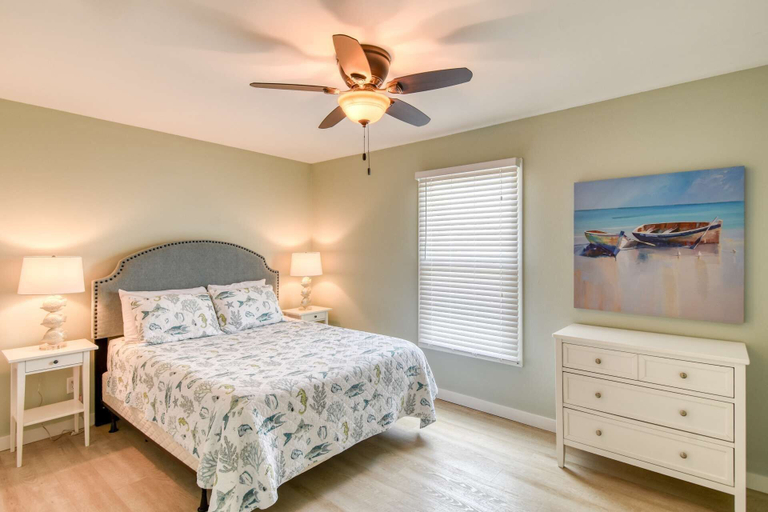 Bedroom 5, Seascape 2, Saint Johns