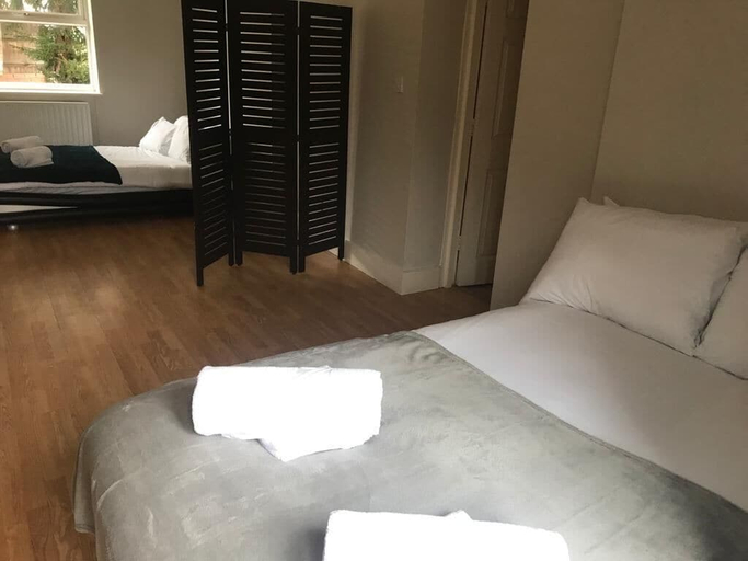 Room 2, 4 Bedroom, 8 bed Apartment,free Parking, London