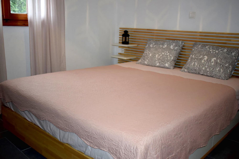 Bedroom 2, Apt - Sleeps 4 - Pets Ok - Parking - Balcony, Central Macedonia