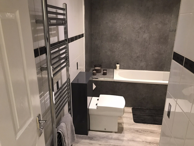 Bathroom 3, 3-bed Apartment - Sleeps 6 - Parking, Wifi, Pets, Inverclyde