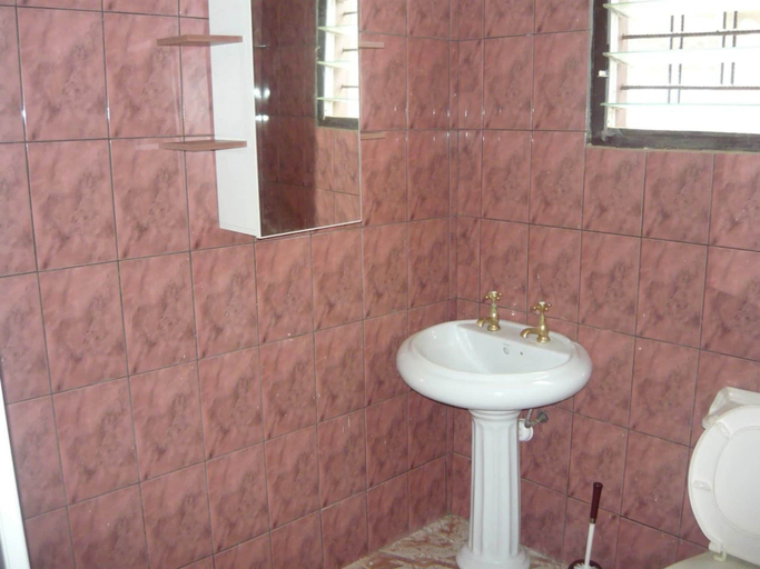 Bathroom, 3 Bed House Sleeps 6 - Parking, Wifi, Generator, Kumasi