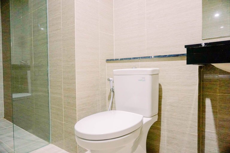 Bathroom 5, Spacious and Elegant 2BR at 35th Floor Hillcrest House Apartment By Travelio, Tangerang