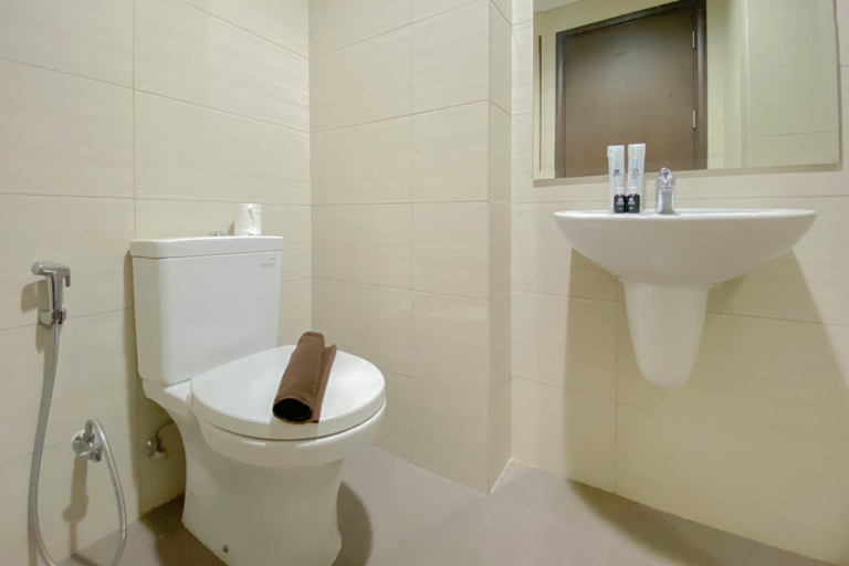 Bathroom 5, Nice and Elegant Studio at 9th Floor Ciputra International Apartment By Travelio, Jakarta Barat
