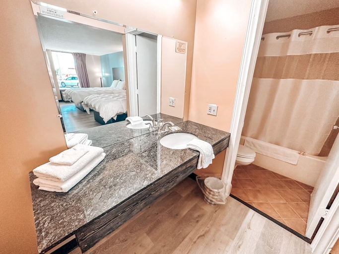 Bathroom 3, Laker Inn, Russell
