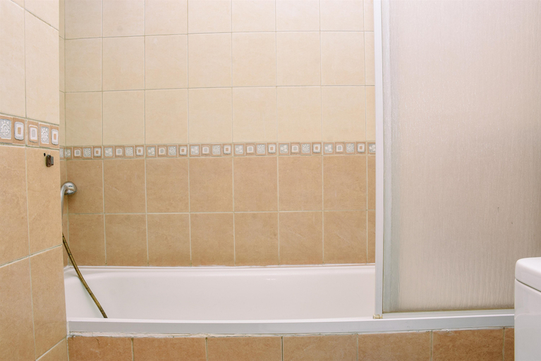 Bathroom 5, Nice and Faboulus 2BR at Hampton Park Apartment By Travelio, South Jakarta