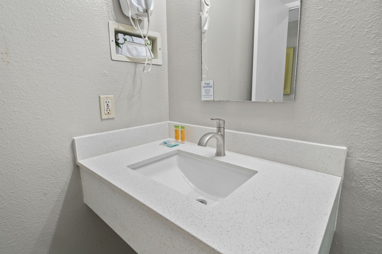 Bathroom 4, Travelers Inn Medford, Jackson