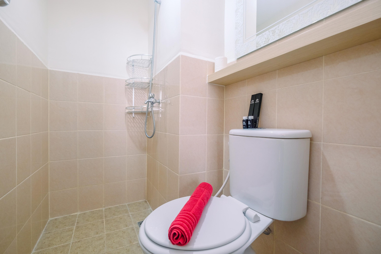 Bathroom 5, Cozy Modern Studio Podomoro Golf View Apartment By Travelio, Bogor