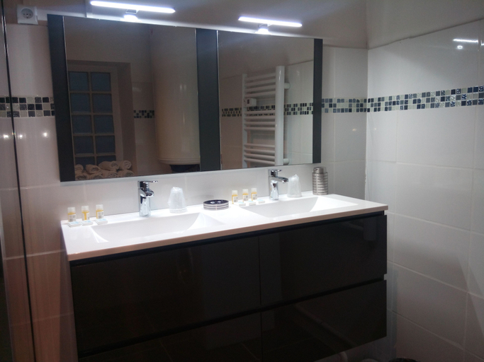 Bathroom 3, Hotel Central, Aude