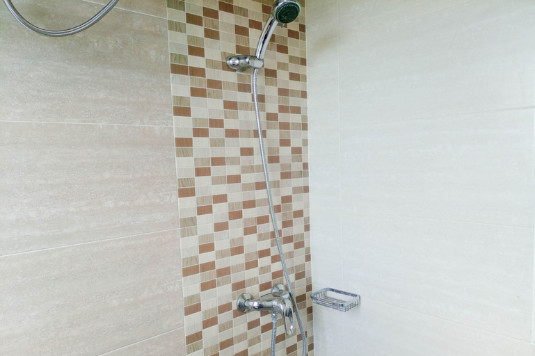 Bathroom 2, Comfort And Minimalist 1Br At Student Castle Yogyakarta Apartment, Sleman