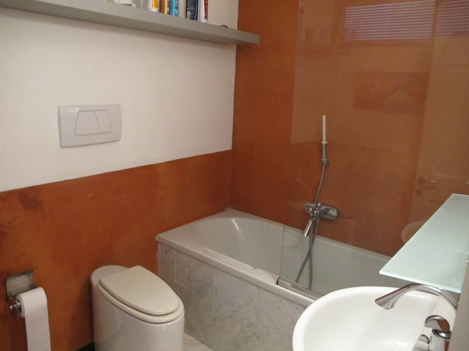 Bathroom, La Scala Sleeps 4 With Mountain Views, Savona