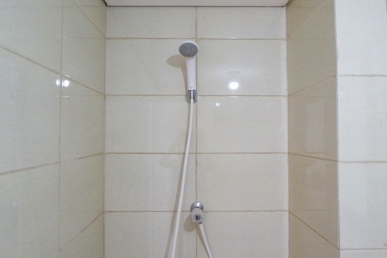 Bathroom 5, Comfy Studio Loft at Icon Gresik Apartment near Exit Tol Gresik By Travelio, Gresik