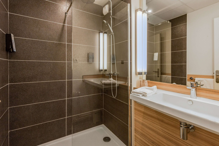 Bathroom 5, Campanile PRIME - Chartres Centre Gare Cathédrale, Eure-et-Loir