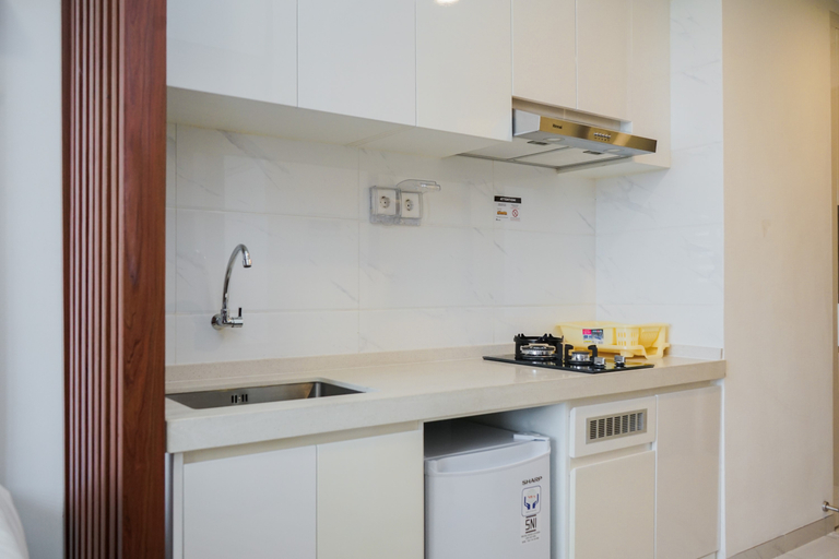 Others 3, Elegant and Strategic Studio Apartment at Sky House BSD By Travelio, Tangerang Selatan
